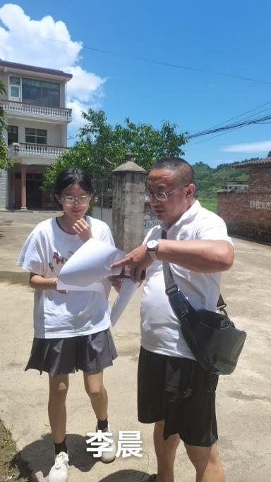 “千师”访“万家” 温情护暑假