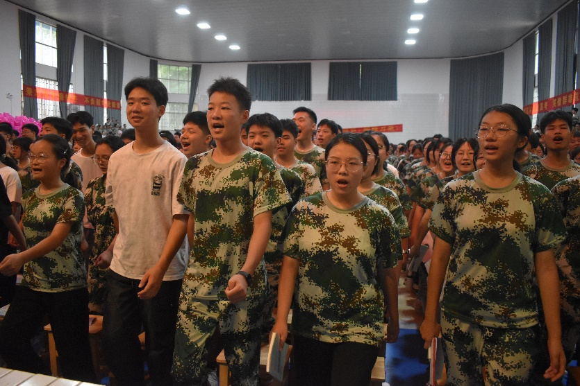 蔡朝东为隆回二中新生主讲国防教育