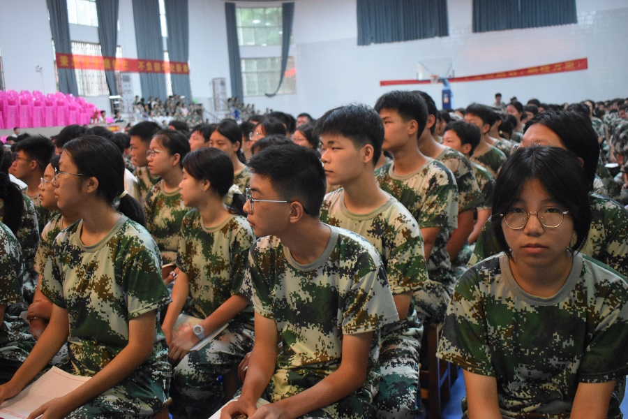 蔡朝东为隆回二中新生主讲国防教育