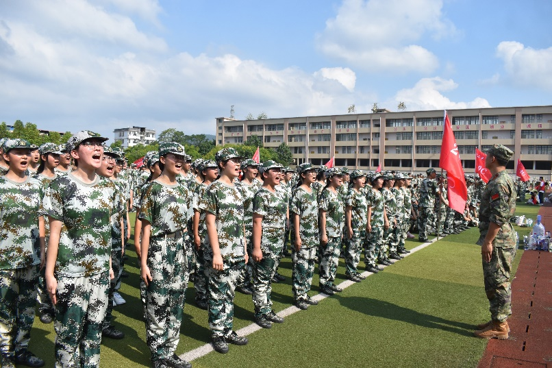 蔡朝东为隆回二中新生主讲国防教育